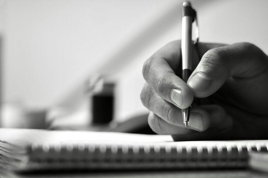 Place à la prise de notes pour la rédaction de votre histoire de vie. Le geste de l'écriture manuelle : un stylo et un carnet